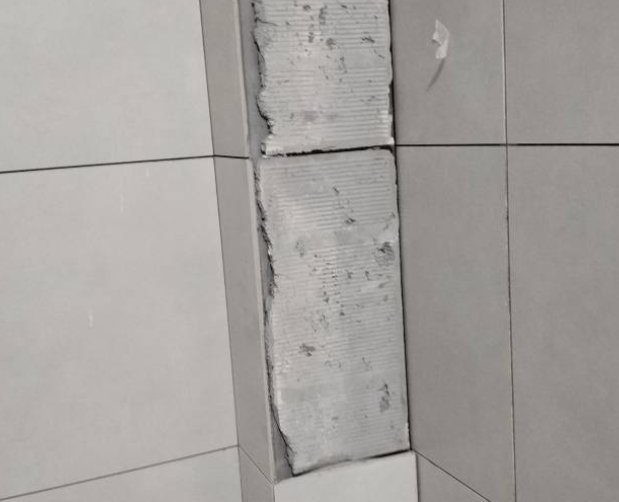 黄冈瓷砖空鼓维修公司分享下瓷砖施工前基层浇水润湿程度不足，可能导致以下问题